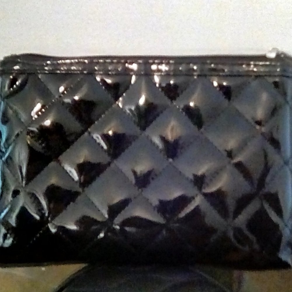 🖤🩶Diamond shaped black patent vinyl zipper make up/storage purse/bag